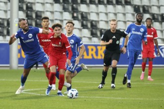 Yannick Häringer (Bahlinger SC /BSC) chases after his opponent Gabriel Carmine Pellegrion (SC