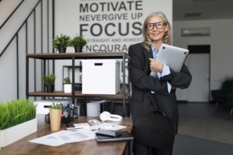 Porträt des erfolgreichen erwachsenen weiblichen chefs im unternehmen
