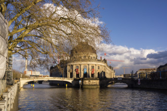 Museo Bode y puente sobre el rio Spree, isla de los museos, Berlin, Alemania