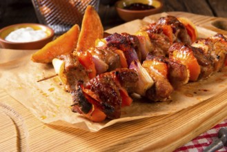 Süßkartoffeln fries mit würzigen paprika shashlik