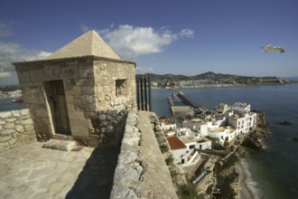 Baluarte de Santa Llúcia y barrio de Sa Penya, recinto amurallado de Dalt Vila (s.XVI) .Eivissa