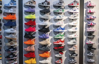 Side, Türkei - 08.06.2024: Sammlung von verschiedenen Sportschuhen. Redaktionelle Verwendung