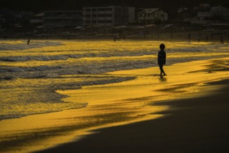 Children playing in the twilight of the beach. Shooting Location: Kamakura, Kanagawa Prefecture