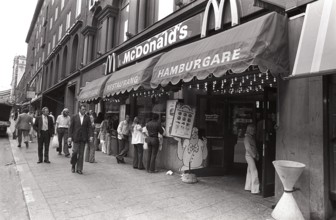 Fast food in the 1970s. Swedish businessman Paul Lederhausen obtains the swedish rights to