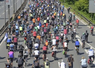ADFC bicycle rally 2025, cyclists on the A 100 motorway near Wilmersdorf, Berlin, Germany