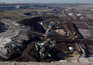 Deutzen b Leipzig opencast lignite mine VEREINIGTES SCHLEENHAIN 58341 Excavator no. 1557 overturned