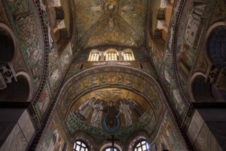 Ravenna, Basilica di San Vitale, view into the calotte of the choir apse, mosaic
