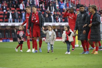 Family outing after the 2-1 win, the Freiburg players and their children are on their way to the