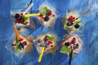 Presentation of cake made with cream and berries