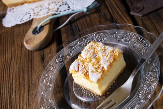 Succulent tin cheesecake with crumbs
