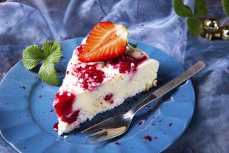 Beautiful and delicious no-bake cheesecake with strawberries