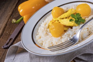 Chicken strips with rice and sweet mirabelle in curry sauce