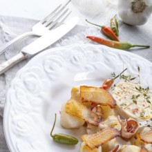 Jerusalem artichoke au gratin with ham and chili