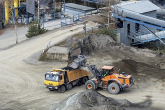 Extraction of gravel in a quarry and loading with a wheel loader