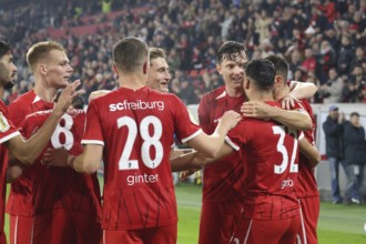 Cheers, hustle and bustle - Vincenzo Grifo (SC Freiburg) is celebrated by his colleagues after