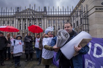 Germany, Berlin, 22 November 2024, Action against hospital reform, Health alliances hand over