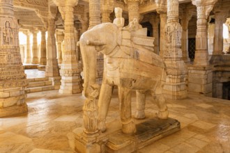 Im Inneren des Ranakpur Jain-Tempels, Rajasthan, Indien