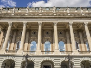 A classic façade with high columns and several windows symbolises monumental architecture,