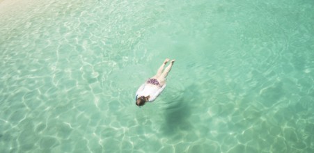 Frau schnarchen und entspannende Kristall klar und türkis Meerwasser des tropischen Meeres