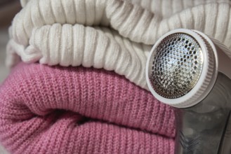 Anti-pilling razor. Device for shaving clothes. Anti-Plush fabric Shaver. Electric portable sweater