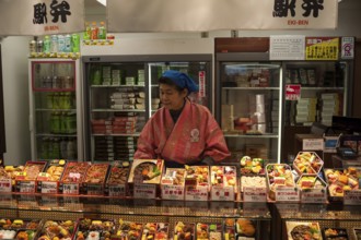 23.12.2017, Kyoto, Japan, Asia, A woman sells ready meals in a train station kiosk in Kyoto