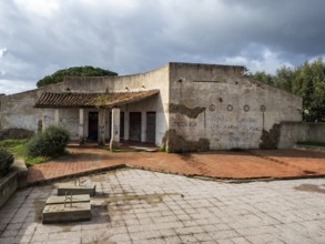A picture of an abandoned old house