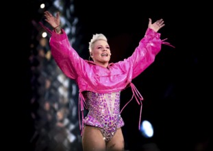 Rock singer Pink plays her current Summer Carnival Tour live (buergerlich Alecia Beth Moore) in