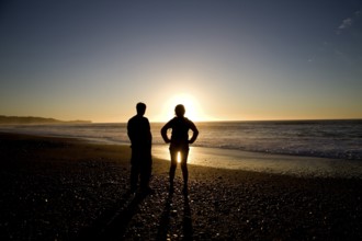 Sillouette People and Beach New Zealand South Island