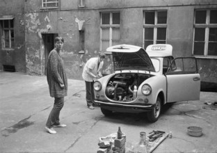 06.05.1982 GDR East Berlin district Prenzlauer Berg, Stargarder Straße, car repair on a backyard, a