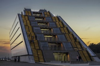 Sunset in the harbour - dockland house