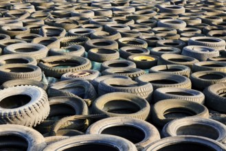 Tons of old used tyres in a mix