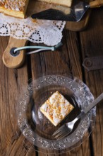Succulent tin cheesecake with crumbs