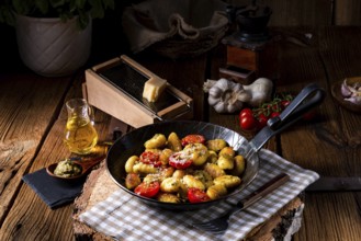 Gnocchi gebacken mit grünem pesto, kirsch tomaten und parmesan