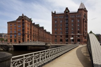 View from the Pickhuben Bridge of the head buildings of Block P on the left and Block O on the