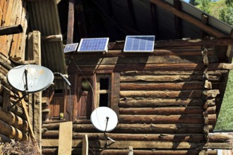 Kashmiri wooden houses with dish antenna and solar panels, Kashmir, India, Asia