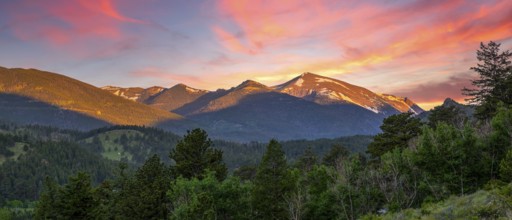 Sunrise in the mountains of the Rocky Mountains National Park with beautiful light