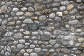 Front view of a wall of stones with cut irregular
