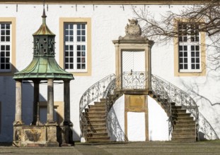 Rheine, Falkenhof (Villa Reni), inner courtyard with pigeon fountain and open staircase