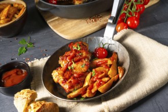 Rustic chicken wings in honey with potato wedges