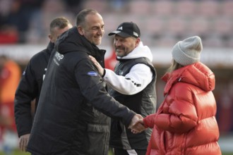 Football match, coach Frank SCHMIDT 1.FC Heidenheim left smiling and enthusiastically greeting