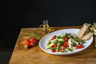 Asparagus salad with strawberries, tomatoes and goat's cheese
