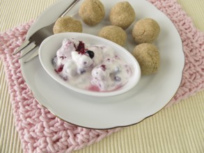 Tsampa balls with fruit yoghurt