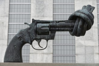 Pistol with knot in the barrel, sculpture by Carl Fredrik Reuterswärd in front of the UN