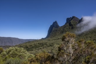 Morne de Fourche (right) and the remparts of the Piton Maïdo (left) of the Cirque de Mafate, Ile de