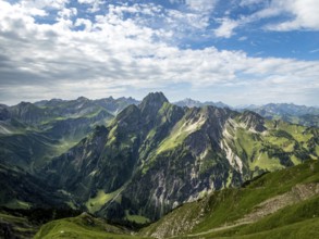 Fantastic panoramic hike from the Nebelhorn along the Laufbacher Eck via Schneck, Hofats and Oytal