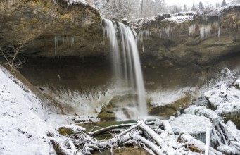 The beautifully icy Scheidegger waterfalls with a hike in the area