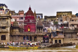Body burning ceremony at Manikarnika Ghat on the Ganges river, Varanasi, India