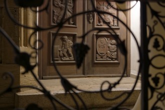 Nostalgic wooden door with gastronomic motifs, Schwäbisch Hall, Kocher Valley, Kocher, Old Town,