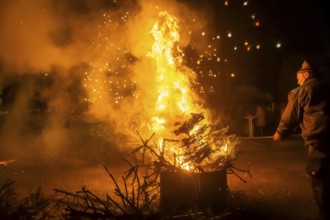 Christmas tree burning on the Kleinnauendorf fairground. The local history association G-Haus