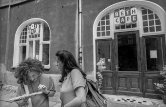 Germany, Berlin, 18.07.1991, Tourists in front of Beth Café, (Adass Yisroel), in Tucholskystraße